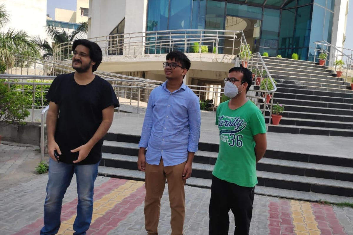 سفیان احمد بتاتے ہیں کہ انھوں نے اپنی ابتدائی تعلیم یعنی اسکولنگ چتوڑ گڑھ لمباہیڑا سے ہی حاصل کی تھی ۔