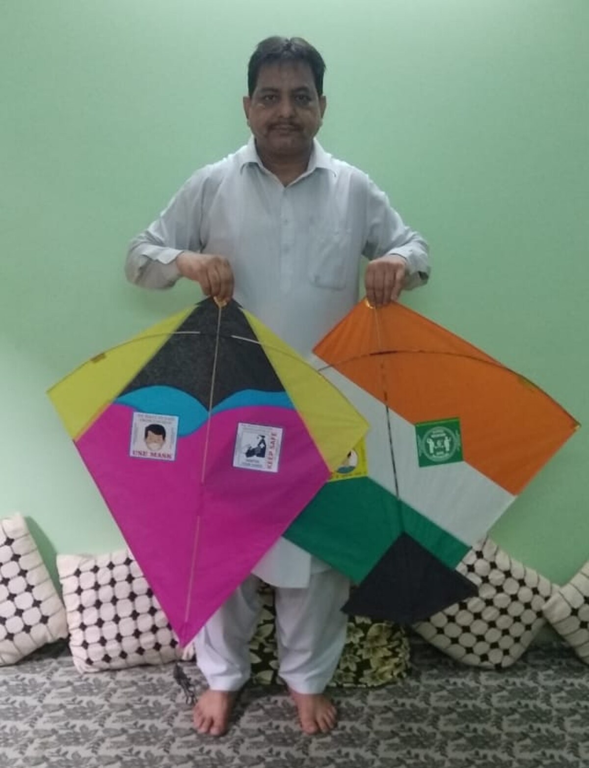 رانی دہلی کے کوچہ پنڈت میں رہنے والے تقی محمد نے لوگوں کو بیدار کرنے کے لیے اپنے خرچ پر اسٹیکر بنوائے ہیں اور اسٹیکروں کو یوم آزادی پر اڑنے والی پتنگوں میں لگایا ہے ۔