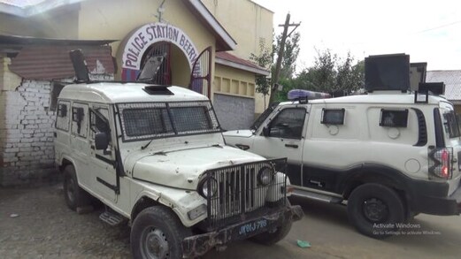 جموں وکشمیر: وسطی ضلع بڈگام کے بیروہ میں پولیس اور آرمی کی کارروائی، دہشت گردوں کے 4 معاون گرفتار جموں وکشمیر: وسطی ضلع بڈگام کے بیروہ میں پولیس اور آرمی کی کارروائی، دہشت گردوں کے 4 معاون گرفتار