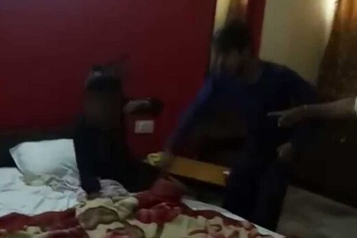 ہوٹل کے کمرے میں عاشق کے ساتھ قابل اعتراض میں ملی بیوی تو شوہر نے کر ڈالی ایسی حرکت اڑ جائیں گے ہوش ہوٹل کے کمرے میں عاشق کے ساتھ قابل اعتراض میں ملی بیوی تو شوہر نے کر ڈالی ایسی حرکت اڑ جائیں گے ہوش