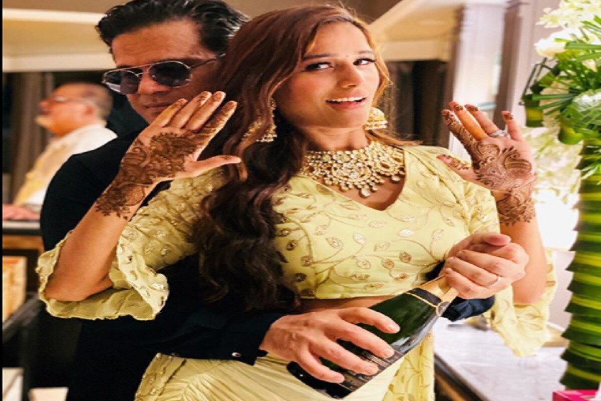 سیم بامبے نے بھی ایک تصویر سوشل میڈیا پر شیئر کی ہے ۔ تصویر یں دونوں پارٹی موڈ میں نظر آرہے ہیں ۔ سیم نے اس تصویر کے کیپشن میں لکھا : مسٹر اور مسیز بامبے ۔ سیم بامبے نے بھی ایک تصویر سوشل میڈیا پر شیئر کی ہے ۔ تصویر یں دونوں پارٹی موڈ میں نظر آرہے ہیں ۔ سیم نے اس تصویر کے کیپشن میں لکھا : مسٹر اور مسیز بامبے ۔