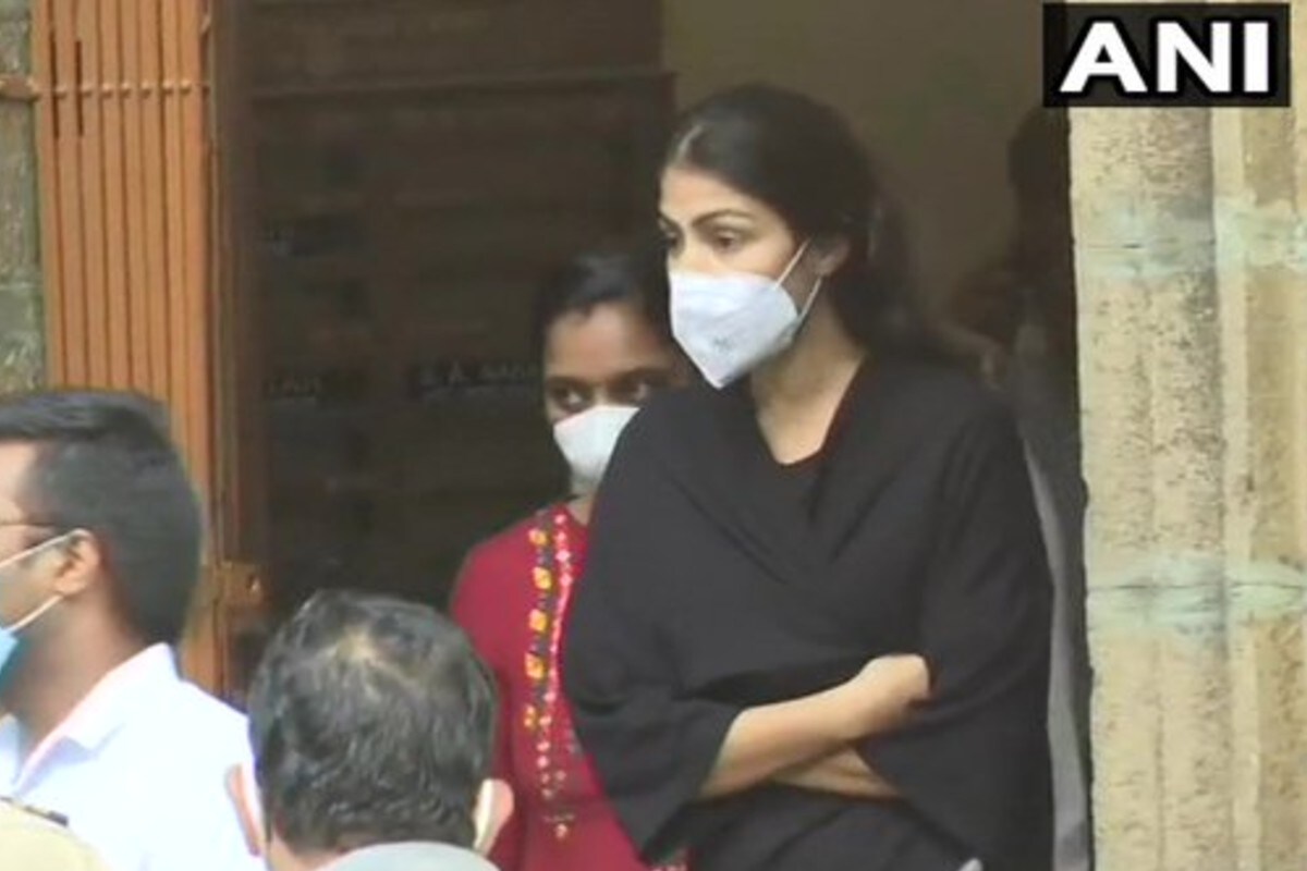 سشانت سنگھ راجپوت کی موت معاملہ میں ڈرگ کا پہلو سامنے آنے کے بعد نارکوٹکس کنٹرول بیورو کی گرفت میں آئی اداکارہ ریا چکرورتی کی ضمانت عرضی پر آج ممبئی کی عدالت اپنا فیصلہ سنائے گی۔ سشانت سنگھ راجپوت کی موت معاملہ میں ڈرگ کا پہلو سامنے آنے کے بعد نارکوٹکس کنٹرول بیورو کی گرفت میں آئی اداکارہ ریا چکرورتی کی ضمانت عرضی پر آج ممبئی کی عدالت اپنا فیصلہ سنائے گی۔