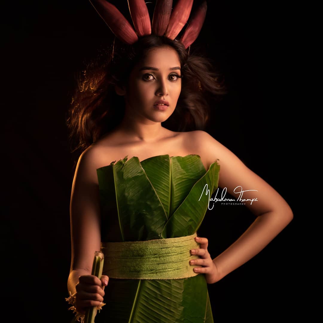 بتادیں کہ سوشل میڈیا پر لوگ انیکا سریندرن (Anikha surendran) سے کئی طرح کے بھدے سوال کر تے ہوئے پوچھ رہے ہیں کہ کپڑے نہیں ہیں۔ کچھ نے ان سے پتوں کے بجائے کپڑے پہننے کو کہا۔ بتادیں کہ سوشل میڈیا پر لوگ انیکا سریندرن (Anikha surendran) سے کئی طرح کے بھدے سوال کر تے ہوئے پوچھ رہے ہیں کہ کپڑے نہیں ہیں۔ کچھ نے ان سے پتوں کے بجائے کپڑے پہننے کو کہا۔
