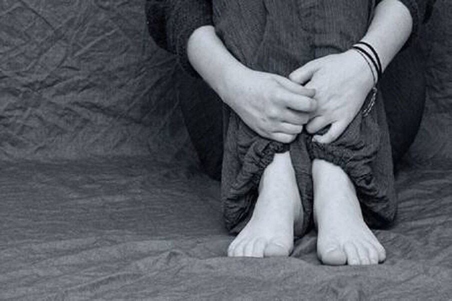  خاتون درد سے چیخنے لگی اور زور زور سے کہنے لگی بچاو بچاو ۔ آواز سن کر محلہ کے لوگ جمع ہوگئے تو ملزمین کو کمرہ کھولنا پڑا ۔ محلہ کے لوگوں نے ہی خاتون کو پاس کے اسپتال پہنچایا اور اس کے اہل خانہ کو اس کی اطلاع دی ۔ اہل خانہ نے خاتون کو علاج کیلئے ودیشہ کے ایک اسپتال میں داخل کرایا ہے ۔ علامتی تصویر۔