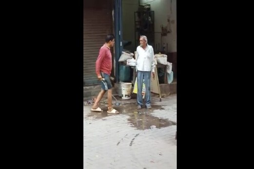 لوہے کی راڈ سے بزرگ کے ساتھ کی انتہائی گھنونی حرکت، ویڈیو آیا سامنے تو حرکت میں آئی پولیس لوہے کی راڈ سے بزرگ کے ساتھ کی انتہائی گھنونی حرکت، ویڈیو آیا سامنے تو حرکت میں آئی پولیس