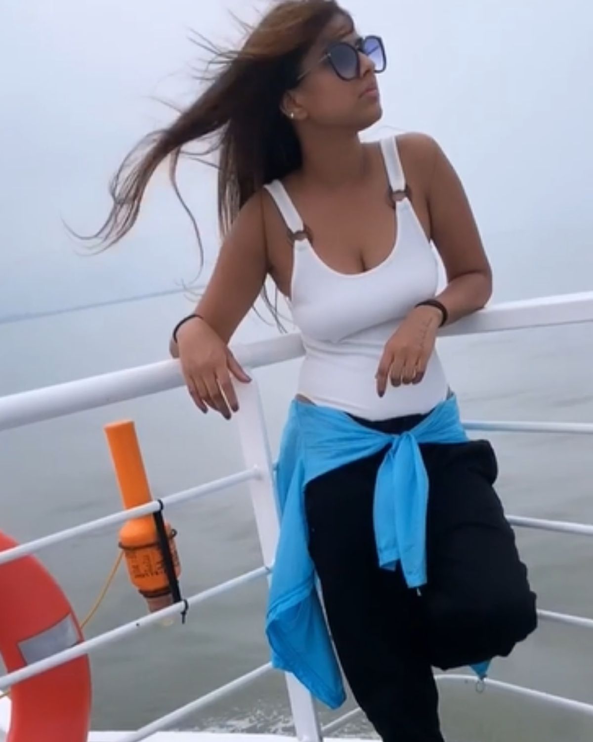 وہیں اب اداکارہ نیا شرما (Nia Sharma) نے ایک ویڈیو شیئر کیا ہے جس میں وہ سمندر میں ایک کشتی میں کھڑی نظر آرہی ہیں۔ اداکارہ نے سفید رنگ کا ٹاپ اور کالے رنگ کی جینس پہن رکھی ہے جس میں وہ بیحد سیکسی اور ہاٹ لگ رہی ہیں۔ تصویر: انسٹاگرام۔ وہیں اب اداکارہ نیا شرما (Nia Sharma) نے ایک ویڈیو شیئر کیا ہے جس میں وہ سمندر میں ایک کشتی میں کھڑی نظر آرہی ہیں۔ اداکارہ نے سفید رنگ کا ٹاپ اور کالے رنگ کی جینس پہن رکھی ہے جس میں وہ بیحد سیکسی اور ہاٹ لگ رہی ہیں۔ تصویر: انسٹاگرام۔