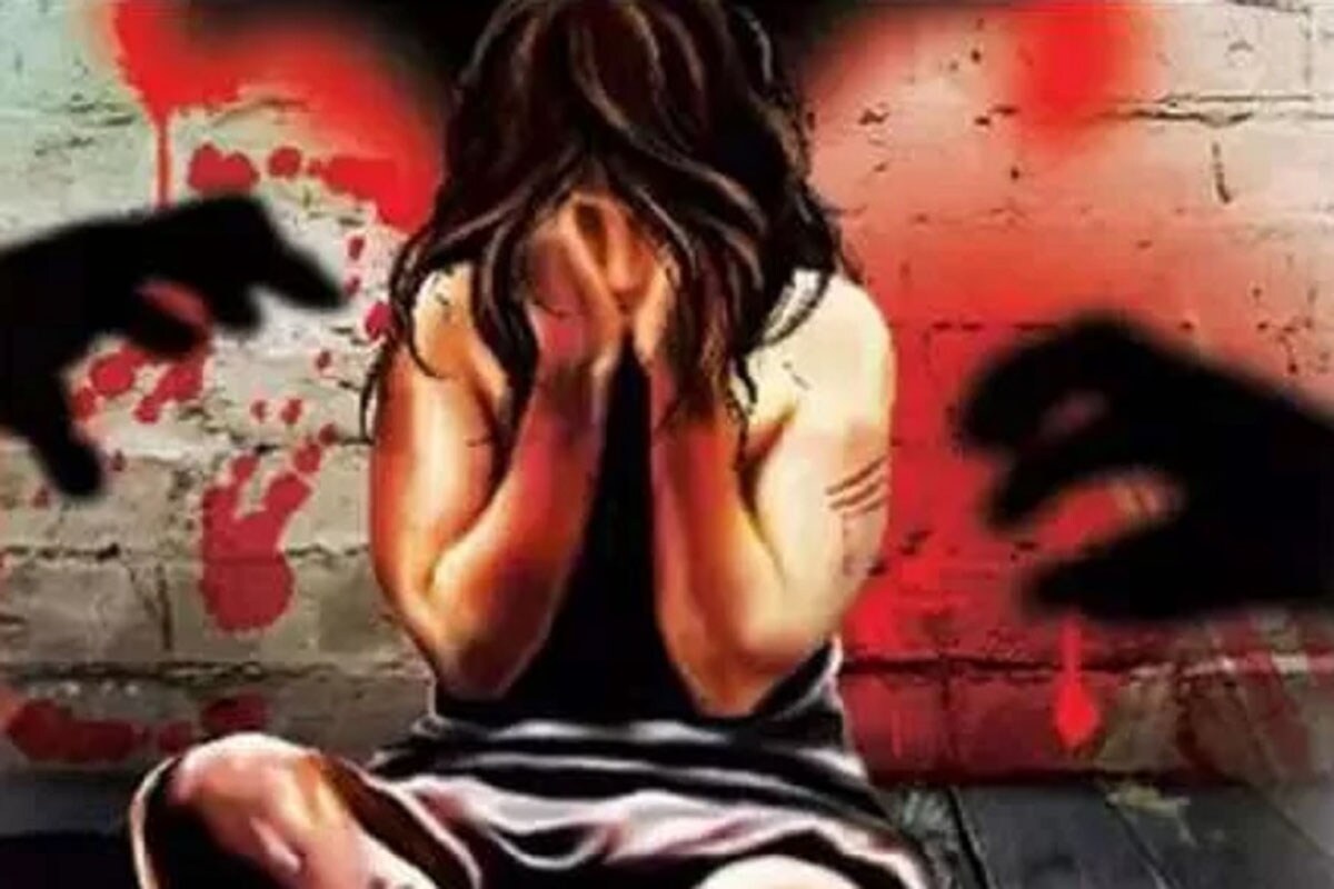 متاثرہ کے اہل خانہ سے رابطہ کرنے کی کوشش کی گئی ۔ متاثرہ نزدیک کے گاوں کی رہنے والی ہے ، جن کے والدین دھان بیچنے کیلئے دوسرے گاوں گئے ہوئے تھے اور وہ دیر شام لوٹے ۔ اس کے بعد ہفتہ کی صبح گھومکا تھانہ پہنچ کر اہل خانہ نے آبروریزی کا معاملہ درج کرایا ۔ (علامتی تصویر) متاثرہ کے اہل خانہ سے رابطہ کرنے کی کوشش کی گئی ۔ متاثرہ نزدیک کے گاوں کی رہنے والی ہے ، جن کے والدین دھان بیچنے کیلئے دوسرے گاوں گئے ہوئے تھے اور وہ دیر شام لوٹے ۔ اس کے بعد ہفتہ کی صبح گھومکا تھانہ پہنچ کر اہل خانہ نے آبروریزی کا معاملہ درج کرایا ۔ (علامتی تصویر)