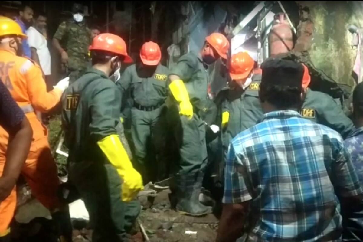 انہوں نے بتایا کہ تھانہ کے میونسپل کمشنر ڈاکٹر وپن شرما کی ہدایت پر این ڈی آر ایف کی ایک ٹیم کو بھی امدادی کارروائیوں کے لئے موقع پر بھیجا گیا ہے۔ انہوں نے بتایا کہ تھانہ کے میونسپل کمشنر ڈاکٹر وپن شرما کی ہدایت پر این ڈی آر ایف کی ایک ٹیم کو بھی امدادی کارروائیوں کے لئے موقع پر بھیجا گیا ہے۔