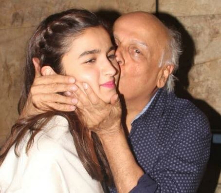 بالی ووڈ اداکارہ عالیہ بھٹ نے اپنے والد مہیش بھٹ کو یوم پیدائش کی نیک خواہشات دینے کے ساتھ کچھ پرانی باتوں کو بھی یاد کیا ۔ عالیہ نے ایلبم سے بچپن کی تصویر پوسٹ کرکے ایک جذباتی پوسٹ لکھی ۔ بالی ووڈ اداکارہ عالیہ بھٹ نے اپنے والد مہیش بھٹ کو یوم پیدائش کی نیک خواہشات دینے کے ساتھ کچھ پرانی باتوں کو بھی یاد کیا ۔ عالیہ نے ایلبم سے بچپن کی تصویر پوسٹ کرکے ایک جذباتی پوسٹ لکھی ۔