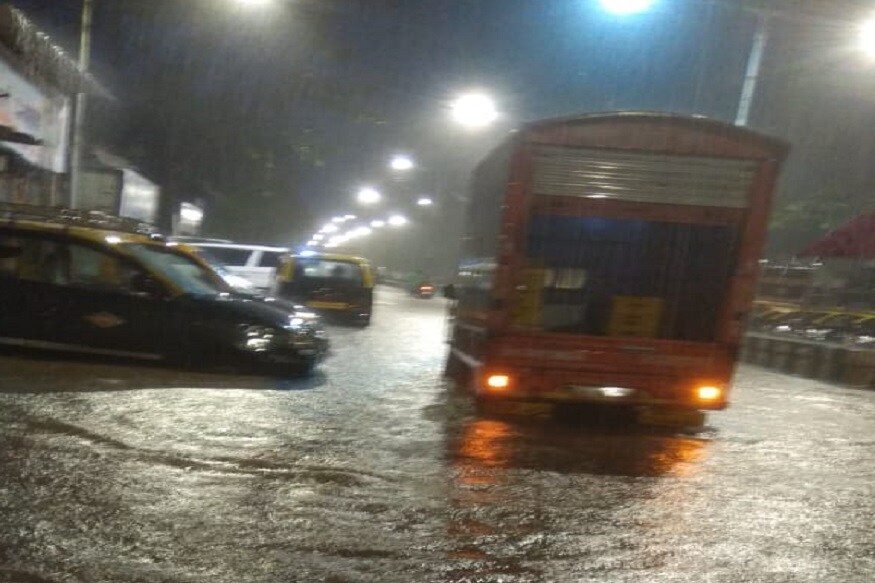 ممبئی (Mumbai) میں موسلا دھار بارش (Heavy Rain Fall) کے چلتے جگہ۔جگہ پانی بھر گیا۔ سڑکیں تالاب کی مانند ہوگئیں اور لوگوں کی گاڑیاں گھنٹوں پھنسی رہیں۔ صرف یہی نہیں کئی مواقع پر پولیس نے بارش میں پھنسے لوگوں کو مقامی لوگوں کی مدد سے باہر نکالا اور انہیں محفوظ مقام پر پہنچا دیا۔ ممبئی میں موسلا دھار بارش (Mumbai Rain) نے ٹرینوں کے آمد و رفت کو بھی متاثر کیا۔ ممبئی (Mumbai) میں موسلا دھار بارش (Heavy Rain Fall) کے چلتے جگہ۔جگہ پانی بھر گیا۔ سڑکیں تالاب کی مانند ہوگئیں اور لوگوں کی گاڑیاں گھنٹوں پھنسی رہیں۔ صرف یہی نہیں کئی مواقع پر پولیس نے بارش میں پھنسے لوگوں کو مقامی لوگوں کی مدد سے باہر نکالا اور انہیں محفوظ مقام پر پہنچا دیا۔ ممبئی میں موسلا دھار بارش (Mumbai Rain) نے ٹرینوں کے آمد و رفت کو بھی متاثر کیا۔