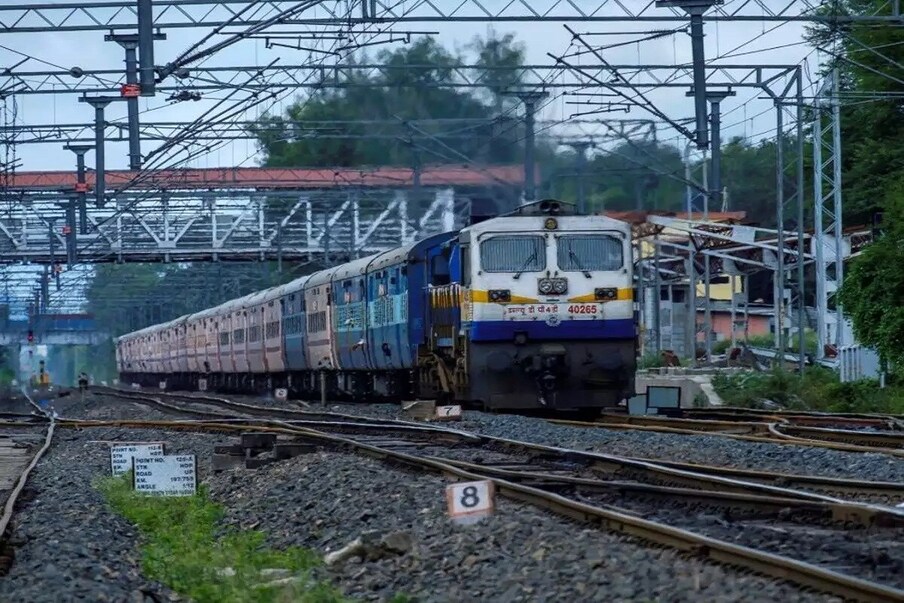  ذرائع کے مطابق، اگلے ماہ اکتوبر میں وزارت ریل کے ذریعہ فیسٹیول سیزن میں ٹریول ڈیمانڈ کے پیش نظر تقریبا 80 اور اسپیشل ٹرینیں چلانے کا اعلان کیا جا سکتا ہے۔اگلے ماہ اکتوبر اور نومبر میں دسہرہ، نوراتر، دیوالی اور بھائی دوج جیسے بڑے ہندو تہوار آنے والے ہیں ایسے میں ٹریول ڈیمانڈ میں اضافہ دیکھا جا رہا ہے۔