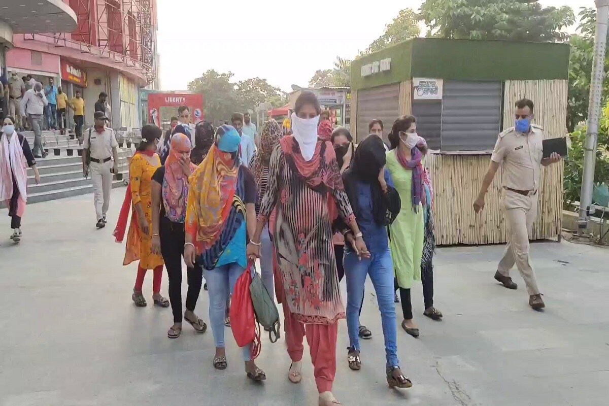 ہریانہ کے پانی پت کے متل میگا مال میں اس وقت افرا تفری مچ گئی جب پانی پت پولیس نے خفیہ اطلاع کی بنیاد پر مال میں چل رہے سپا سینٹروں پر اچانک چھاپہ مارا ۔ اس چھاپہ ماری میں پانی پت پولیس نے گیارہ لڑکیوں اور چھ لڑکوں کوگرفتار کیا ہے ۔ (Photo: News18) ہریانہ کے پانی پت کے متل میگا مال میں اس وقت افرا تفری مچ گئی جب پانی پت پولیس نے خفیہ اطلاع کی بنیاد پر مال میں چل رہے سپا سینٹروں پر اچانک چھاپہ مارا ۔ اس چھاپہ ماری میں پانی پت پولیس نے گیارہ لڑکیوں اور چھ لڑکوں کوگرفتار کیا ہے ۔ (Photo: News18)