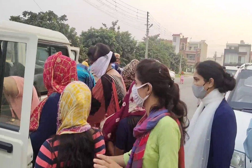 ڈی ایس پی نے بتایا کہ خفیہ اطلاع کی بنیاد پر پولیس نے مال میں چھاپہ ماری کی ۔ پولیس نے اپنے ایک شخص کو فرضی گراہک بناکر سپا سینٹر بھیجا تھا ، جہاں سپا سینٹر میں قابل اعتراض چیزیں دیکھنے کو ملیں ۔ (Photo: News18) ڈی ایس پی نے بتایا کہ خفیہ اطلاع کی بنیاد پر پولیس نے مال میں چھاپہ ماری کی ۔ پولیس نے اپنے ایک شخص کو فرضی گراہک بناکر سپا سینٹر بھیجا تھا ، جہاں سپا سینٹر میں قابل اعتراض چیزیں دیکھنے کو ملیں ۔ (Photo: News18)