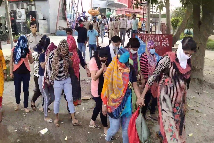 سال 2017 میں 20 اگست کو بھی متل میگا مال میں چھاپہ مار کر وہاں چل رہے جسم فروشی کے دھندہ کا پردہ فاش کیا گیا تھا ۔ اس چھاپہ میں بارہ لڑکیوں اور چار لڑکوں کو حراست میں لیا گیا تھا اور جائے واقعہ سے کنڈوم کے پیکٹ اور دیگر مشتبہ اشیا برآمد کی گئی تھیں ۔ (Photo: News18) سال 2017 میں 20 اگست کو بھی متل میگا مال میں چھاپہ مار کر وہاں چل رہے جسم فروشی کے دھندہ کا پردہ فاش کیا گیا تھا ۔ اس چھاپہ میں بارہ لڑکیوں اور چار لڑکوں کو حراست میں لیا گیا تھا اور جائے واقعہ سے کنڈوم کے پیکٹ اور دیگر مشتبہ اشیا برآمد کی گئی تھیں ۔ (Photo: News18)