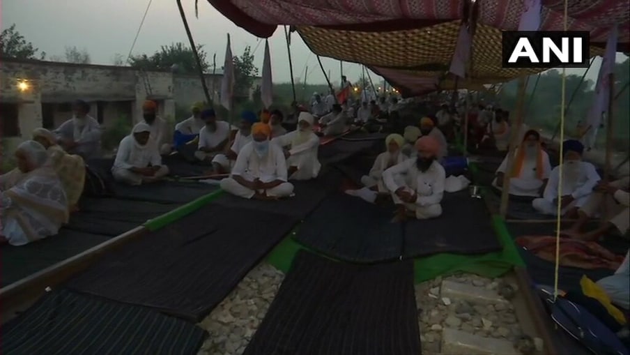  کسان ریلوے ٹریک پر بھی بیٹھے ہوئے ہیں ، جس کی وجہ سے کئی ٹرینیں متاثر ہوئی ہیں ۔
