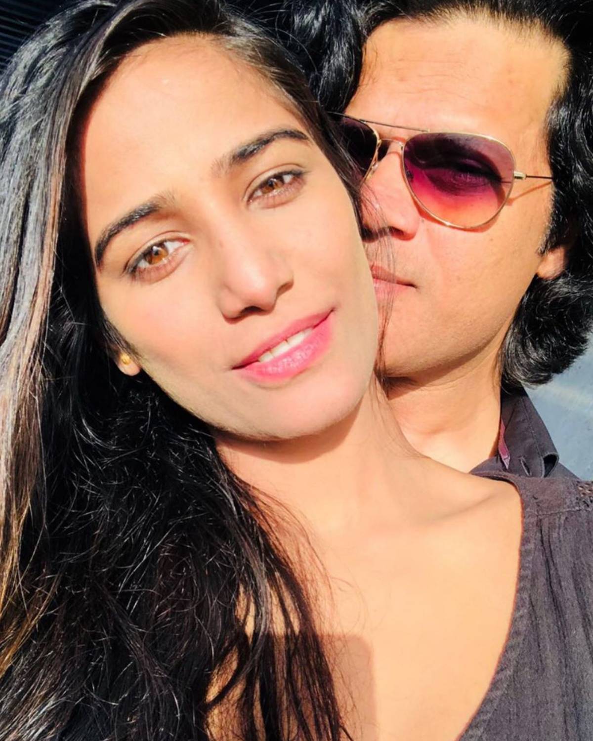 پونم پانڈے کو لے کر میڈیا رپورٹس میں ایسی خبریں پہلے بھی آئی تھیں کہ پونم کے ساتھ اس قدر مارپیٹ ہوئی تھی کہ انہیں اسپتال میں داخل کرانا پڑا ۔ وہیں اب اسپاٹ بوائے سے بات چیت میں پونم پانڈے نے بتایا کہ میں بالکل بھی ٹھیک نہیں ہوں ۔ کسی کو نہیں معلوم کہ میری زندگی میں کیا ہورہا ہے ۔ (Photo Credit- @sambombay/Instagram) پونم پانڈے کو لے کر میڈیا رپورٹس میں ایسی خبریں پہلے بھی آئی تھیں کہ پونم کے ساتھ اس قدر مارپیٹ ہوئی تھی کہ انہیں اسپتال میں داخل کرانا پڑا ۔ وہیں اب اسپاٹ بوائے سے بات چیت میں پونم پانڈے نے بتایا کہ میں بالکل بھی ٹھیک نہیں ہوں ۔ کسی کو نہیں معلوم کہ میری زندگی میں کیا ہورہا ہے ۔ (Photo Credit- @sambombay/Instagram)