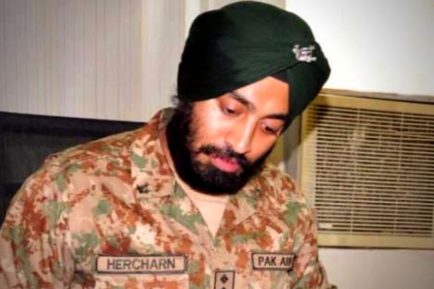 دسمبر 2005 میں ننکانہ صاحب کے ہرچرن سنگھ پاکستان کی فوج میں شامل ہونے والے پہلے سکھ بنے تھے ۔ ہرچرن اب میجر بن چکے ہیں ۔ دسمبر 2005 میں ننکانہ صاحب کے ہرچرن سنگھ پاکستان کی فوج میں شامل ہونے والے پہلے سکھ بنے تھے ۔ ہرچرن اب میجر بن چکے ہیں ۔