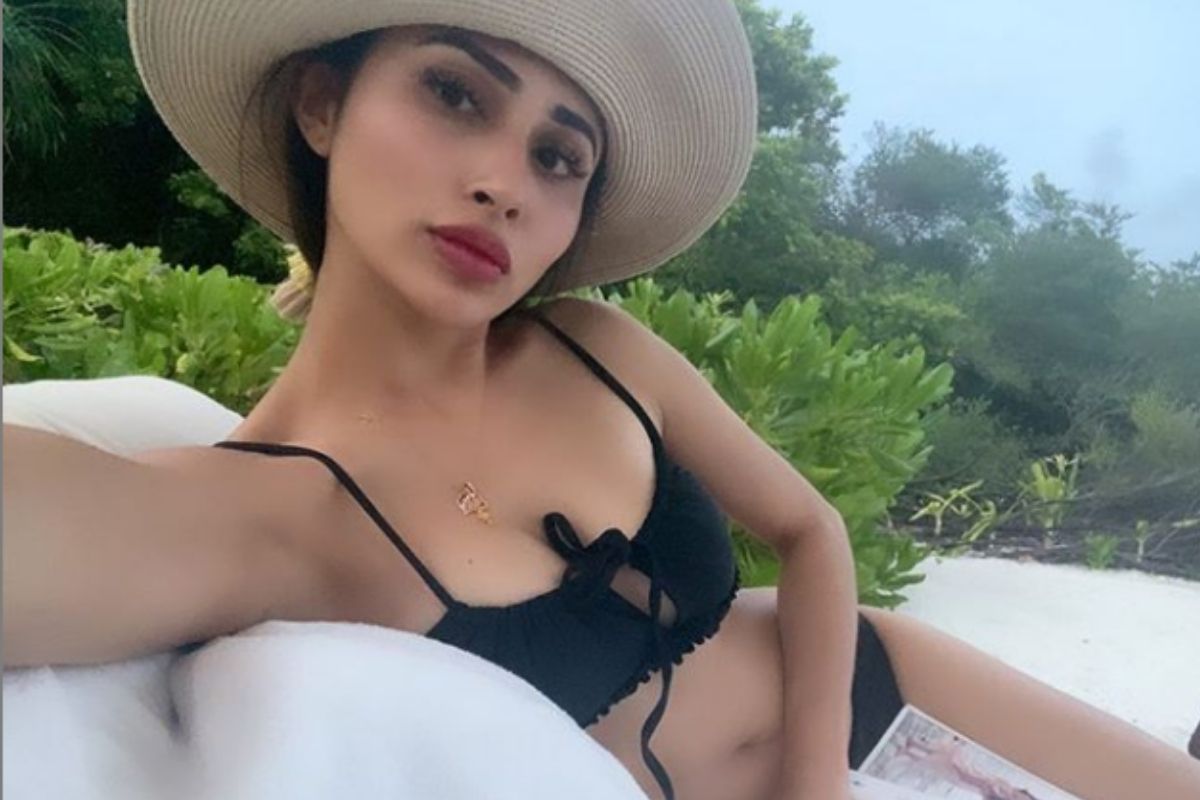 حال ہی میں اداکارہ نے ایک ویڈیو شیئر کیا تھا ، جس میں وہ یاٹ میں بیٹھ کر خود کا ایک ویڈیو بناتی نظر آئی تھیں ۔ ویڈیو میں ان کی دلکش اداوں کو دیکھ کر فینس بھی کمنٹس کرکے ان کی خوبصورتی کی تعریف کررہے ہیں ۔ (photo credit: instagram/@imouniroy) حال ہی میں اداکارہ نے ایک ویڈیو شیئر کیا تھا ، جس میں وہ یاٹ میں بیٹھ کر خود کا ایک ویڈیو بناتی نظر آئی تھیں ۔ ویڈیو میں ان کی دلکش اداوں کو دیکھ کر فینس بھی کمنٹس کرکے ان کی خوبصورتی کی تعریف کررہے ہیں ۔ (photo credit: instagram/@imouniroy)