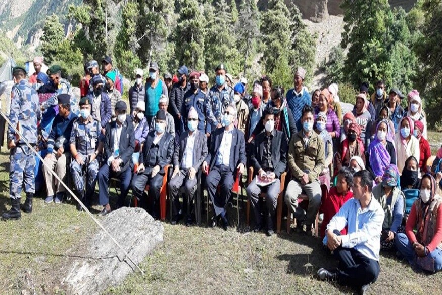 تنکر کے نزدیک ہی ہندوستان ، نیپال اور چین کا ٹرائی جنکشن ہے ۔ ایسے میں یہ علاقہ تینوں ممالک کی سیکورٹی کے اعتبار سے اہم ہے ۔ 8 مئی کو چین سرحد کو جوڑنے والی لیپولیکھ سڑک کے افتتاح کے بعد اتراکھنڈ میں اس بارڈر پر کافی کچھ تبدیل ہوگیا ہے ۔ تنکر کے نزدیک ہی ہندوستان ، نیپال اور چین کا ٹرائی جنکشن ہے ۔ ایسے میں یہ علاقہ تینوں ممالک کی سیکورٹی کے اعتبار سے اہم ہے ۔ 8 مئی کو چین سرحد کو جوڑنے والی لیپولیکھ سڑک کے افتتاح کے بعد اتراکھنڈ میں اس بارڈر پر کافی کچھ تبدیل ہوگیا ہے ۔