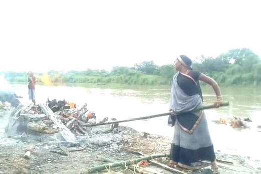 شوہر کی موت کے بعد اس شمشان گھاٹ میں خواتین کرتی ہیں ایسا کام جان کر حیران رہ جائیں گے آپ شوہر کی موت کے بعد اس شمشان گھاٹ میں خواتین کرتی ہیں ایسا کام جان کر حیران رہ جائیں گے آپ