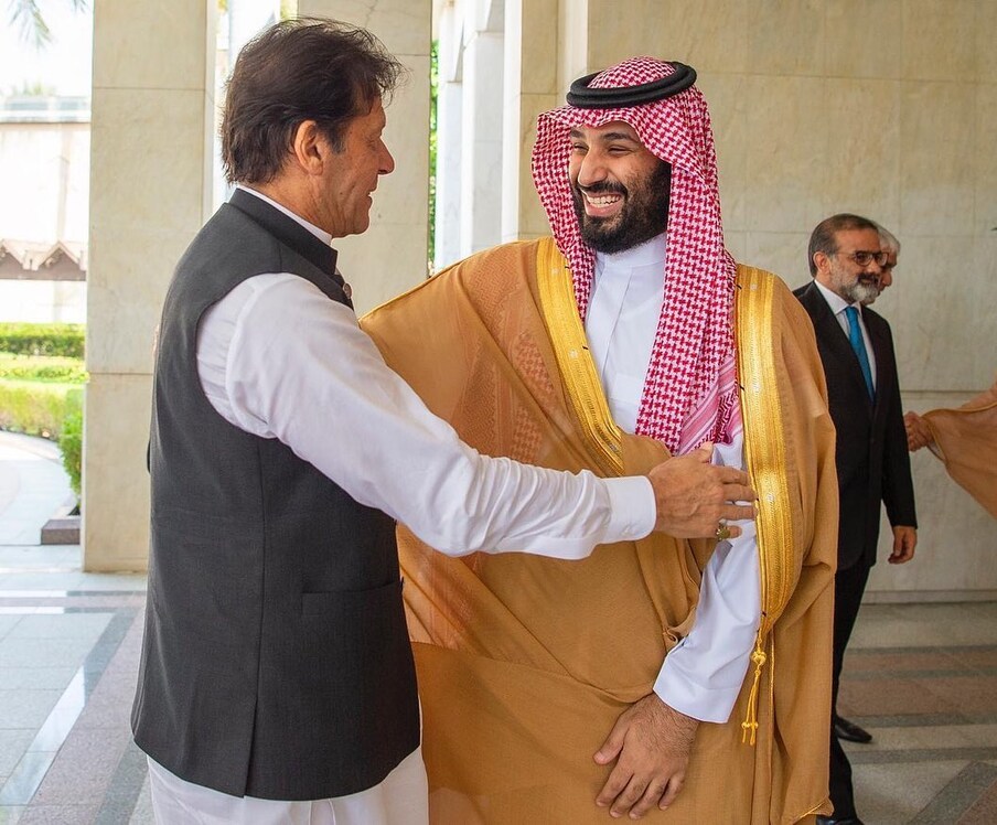  اسی کے بعد سعودی عرب نے پاکستان سے تین ارب ڈالر کا قرض چکانے کو کہہ دیا ہے۔ اس کے علاوہ سعودی عرب نے آیل کریڈٹ سہولیت بھی ختم کر دی ہے۔ (تصویر: انسٹاگرام)۔