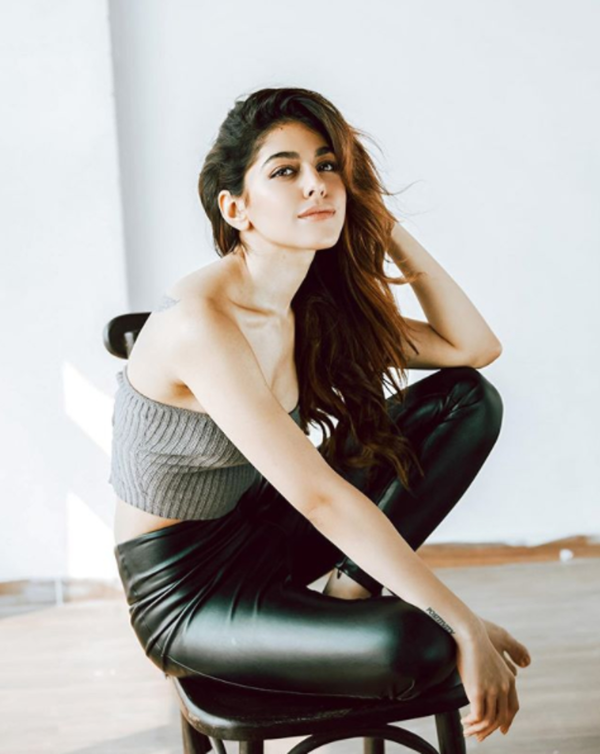 خیال رہے کہ الایا نے فلم جوانی جان من میں سیف علی خان کی بیٹی کا رول ادا کیا تھا ۔ فلم میں ان کے کام کی کافی سراہنا کی گئی تھی ۔(Photo:@alaya.f/Instagram) خیال رہے کہ الایا نے فلم جوانی جان من میں سیف علی خان کی بیٹی کا رول ادا کیا تھا ۔ فلم میں ان کے کام کی کافی سراہنا کی گئی تھی ۔(Photo:@alaya.f/Instagram)