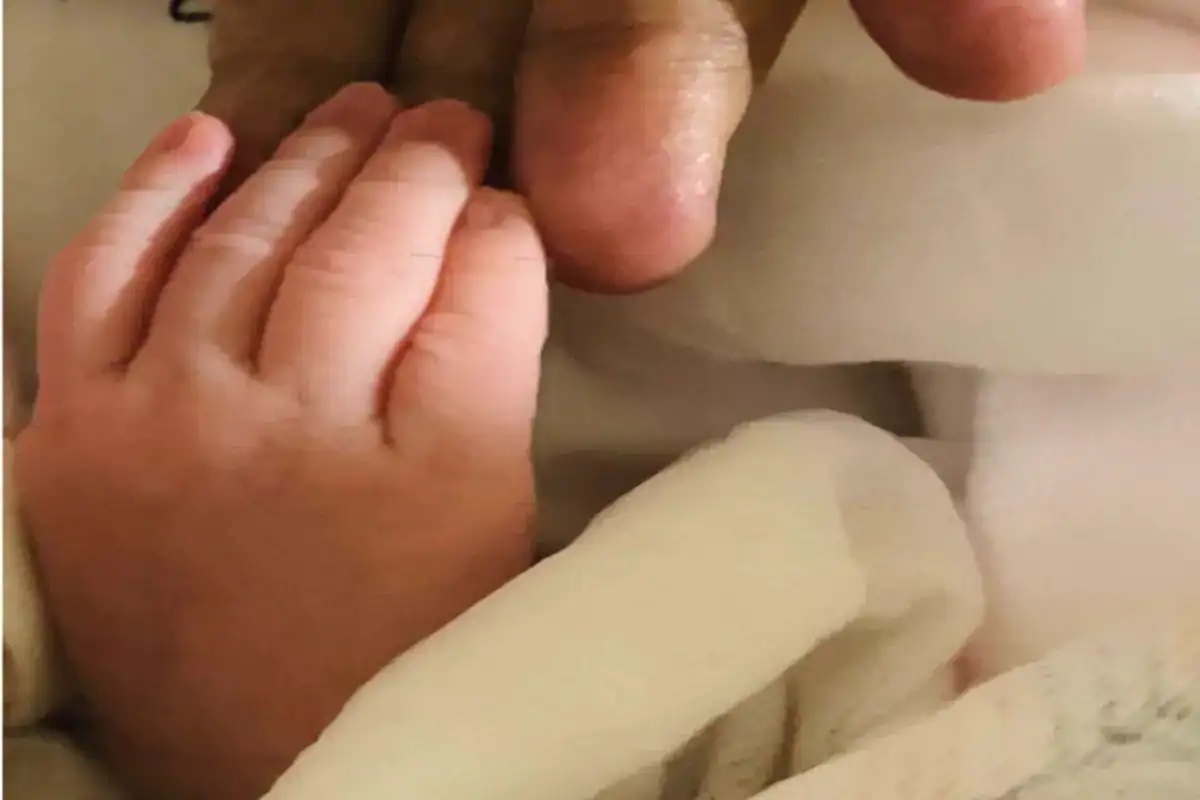 زارووار جھمکو کی مشہور اداکارہ انکتا مجمدار پال حال ہی میں ماں بنی ہیں۔ اداکارہ نے ستمبر کے پہلے ہفتے میں ایک بیٹی کو جنم دیا ہے۔ انہوں نے اپنے چھوٹے سے ہاتھ کی تصویر شیئر کرکے خوشخبری دی۔ تاہم لوگوں نے کہا کہ انہیں بچی کو بچاکر رکھنا چاہئے۔ زارووار جھمکو کی مشہور اداکارہ انکتا مجمدار پال حال ہی میں ماں بنی ہیں۔ اداکارہ نے ستمبر کے پہلے ہفتے میں ایک بیٹی کو جنم دیا ہے۔ انہوں نے اپنے چھوٹے سے ہاتھ کی تصویر شیئر کرکے خوشخبری دی۔ تاہم لوگوں نے کہا کہ انہیں بچی کو بچاکر رکھنا چاہئے۔