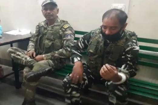 جموں وکشمیر: سی آر پی ایف دستے پر دہشت گردوں کا حملہ، دو سی آر پی ایف جوان ہوئے زخمی جموں وکشمیر: سی آر پی ایف دستے پر دہشت گردوں کا حملہ، دو سی آر پی ایف جوان ہوئے زخمی