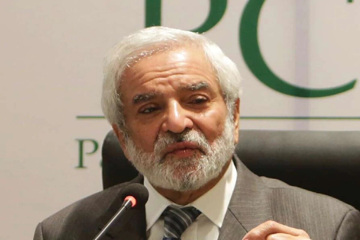 میڈیا رپورٹ کے مطابق اگلے 10 دنوں میں احسان مانی ٹسٹ کے موجودہ کپتان اظہر علی سے ملاقات کر سکتے ہیں۔ اظہر علی کو ہٹانے کا آخری فیصلہ پی سی بی کے چیئرمین احسان مانی لیں گے۔