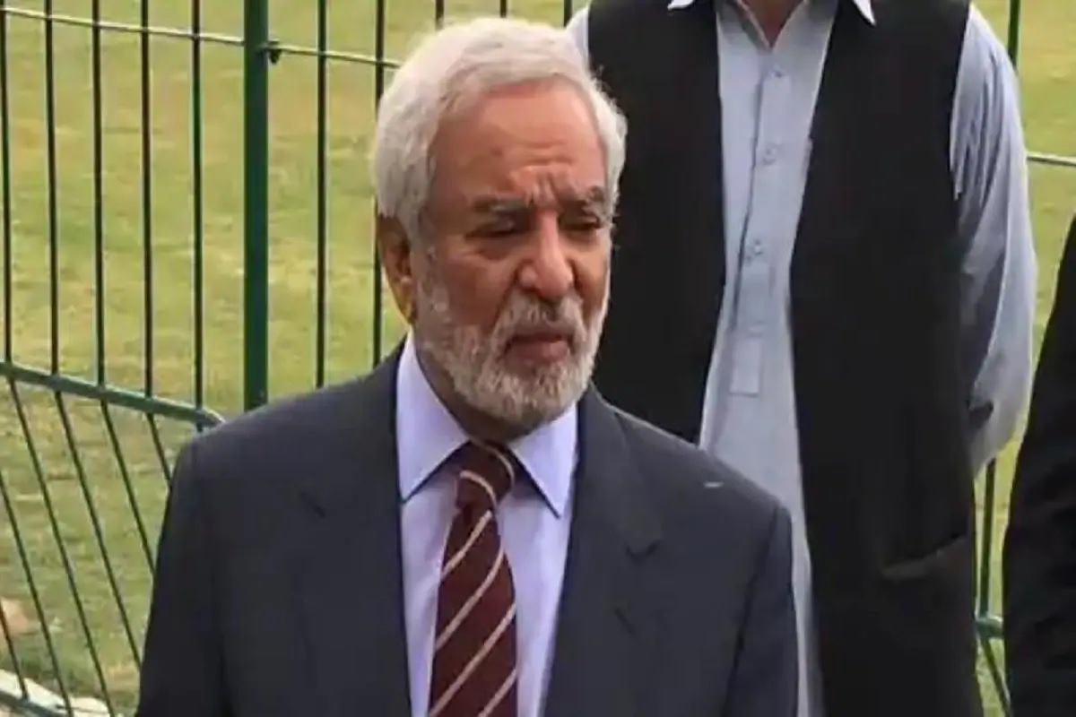 آئی سی سی کے 2003 سے 2006 تک چیئرمین رہے احسان مانی نے کہا کہ آئی سی سی کے لئے یہ اچھا ہوگا کہ ان ’تین بڑے ممالک’ کے علاوہ کسی اور بورڈ سے چیئرمین ہو۔ انہوں نے اس عہدے کے لئے اپنی دعویداری کو خارج کرتے ہوئےکہا کہ مجھے ابھی کوئی دلچسپی نہیں تھی۔ کچھ نے مجھ سے پوچھا، لیکن میں نے ان سے کہا کہ میں صرف پاکستان کرکٹ بورڈ کی خدمت کر رہا ہوں۔ میں یہ سب پہلے کرچکا ہوں۔ (تصویر: اے پی) آئی سی سی کے 2003 سے 2006 تک چیئرمین رہے احسان مانی نے کہا کہ آئی سی سی کے لئے یہ اچھا ہوگا کہ ان ’تین بڑے ممالک’ کے علاوہ کسی اور بورڈ سے چیئرمین ہو۔ انہوں نے اس عہدے کے لئے اپنی دعویداری کو خارج کرتے ہوئےکہا کہ مجھے ابھی کوئی دلچسپی نہیں تھی۔ کچھ نے مجھ سے پوچھا، لیکن میں نے ان سے کہا کہ میں صرف پاکستان کرکٹ بورڈ کی خدمت کر رہا ہوں۔ میں یہ سب پہلے کرچکا ہوں۔ (تصویر: اے پی)