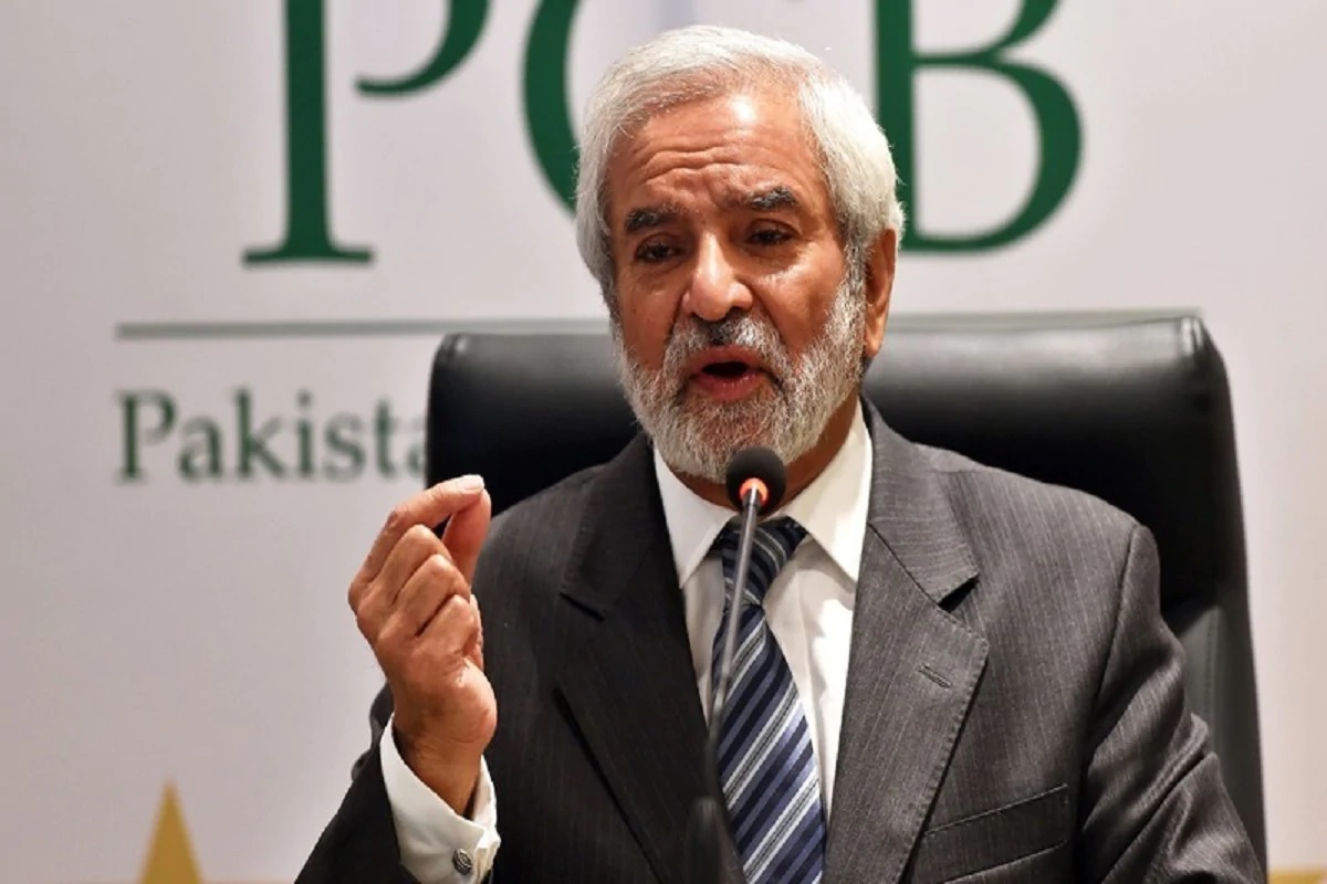 پاکستان کرکٹ بورڈ (Pakistan Cricket Board) کے چیئرمین احسان مانی (Ehsan Mani) نہیں چاہتے ہیں کہ کرکٹ کے تین بڑے ملک ہندوستان، انگلینڈ اور آسٹریلیا میں سے کوئی بین الاقوامی کرکٹ کونسل (آئی سی سی) کا چیئرمین بنے۔ ان کا ماننا ہے کہ کسی اور بورڈ سے چیئرمین بننا آئی سی سی کی ’صحت’ کے لئے اچھا ہوگا۔ احسان مانی نے کہا کہ ہندوستانی کرکٹ بورڈ (بی سی سی آئی)، کرکٹ آسٹریلیا اور انگلینڈ اینڈ ویلس کرکٹ بورڈ (ای سی بی) کے ذریعہ آئی سی سی میں کسی طرح کی ’سیاست کی شروعات‘ کی گئی ہے۔ تصویر: اے پی) پاکستان کرکٹ بورڈ (Pakistan Cricket Board) کے چیئرمین احسان مانی (Ehsan Mani) نہیں چاہتے ہیں کہ کرکٹ کے تین بڑے ملک ہندوستان، انگلینڈ اور آسٹریلیا میں سے کوئی بین الاقوامی کرکٹ کونسل (آئی سی سی) کا چیئرمین بنے۔ ان کا ماننا ہے کہ کسی اور بورڈ سے چیئرمین بننا آئی سی سی کی ’صحت’ کے لئے اچھا ہوگا۔ احسان مانی نے کہا کہ ہندوستانی کرکٹ بورڈ (بی سی سی آئی)، کرکٹ آسٹریلیا اور انگلینڈ اینڈ ویلس کرکٹ بورڈ (ای سی بی) کے ذریعہ آئی سی سی میں کسی طرح کی ’سیاست کی شروعات‘ کی گئی ہے۔ تصویر: اے پی)