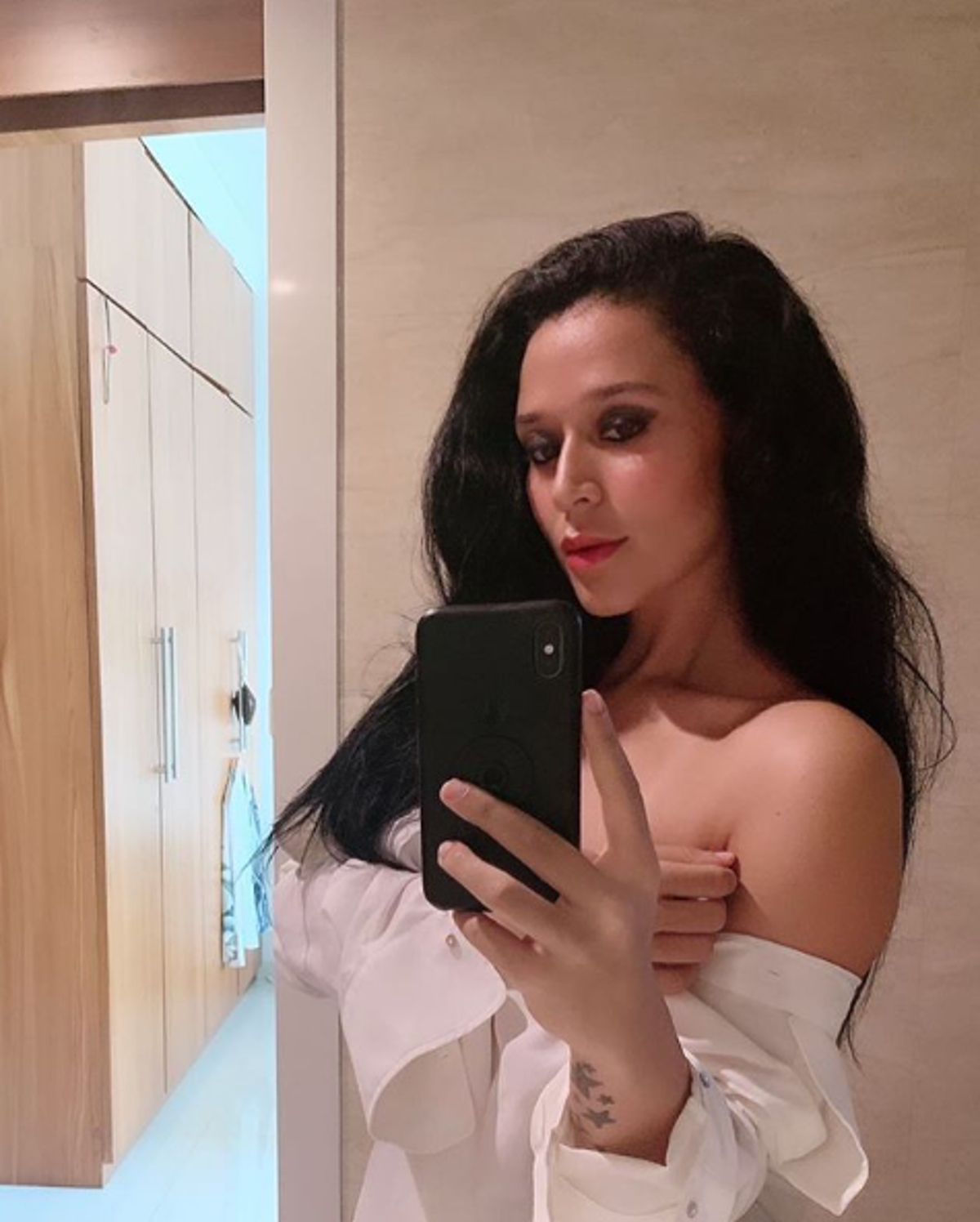 سوشل میڈیا پر ان کی بولڈ تصویریں کافی سرخیوں میں چھائی رہتی ہیں ۔ کرشنا اپنی ذاتی زندگی کو لے کر بھی کافی کھل کر سوشل میڈیا پر پوسٹ شیئر کرتی ہیں ۔ حال ہی میں کرشنا کا ان کے بوائے فرینڈ کے ساتھ ایک ویڈیو کافی تیزی سے وائرل ہورہا ہے ۔ (Photo:@kishushroff/Instagram) سوشل میڈیا پر ان کی بولڈ تصویریں کافی سرخیوں میں چھائی رہتی ہیں ۔ کرشنا اپنی ذاتی زندگی کو لے کر بھی کافی کھل کر سوشل میڈیا پر پوسٹ شیئر کرتی ہیں ۔ حال ہی میں کرشنا کا ان کے بوائے فرینڈ کے ساتھ ایک ویڈیو کافی تیزی سے وائرل ہورہا ہے ۔ (Photo:@kishushroff/Instagram)