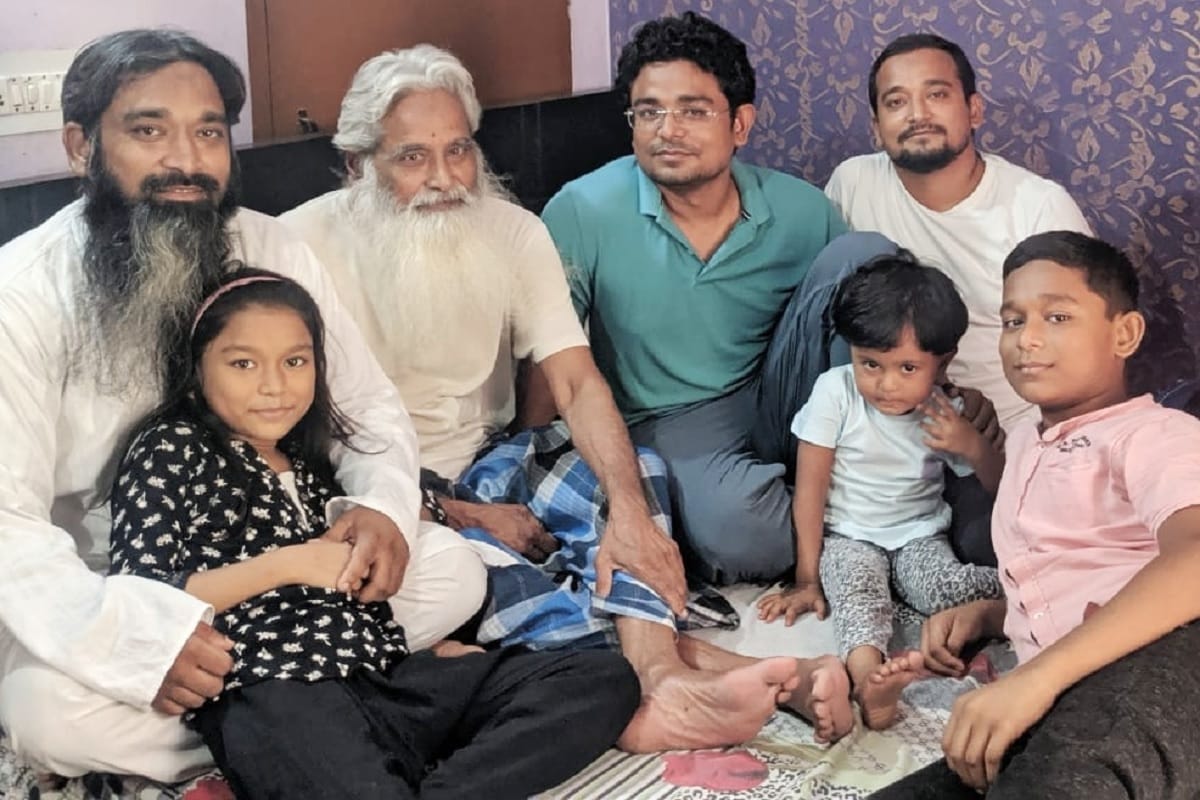 عبدالسلام خان اپنی اس کامیابی کے لئے اللہ کا شکر ادا کرتے ہوئے کہتے ہیں کہ میرے والدین، بڑے بھائی اور دوستوں کا بہت اہم رول رہا ہے۔ ان کے حوصلے اور تعاون کی وجہ سے میں یہاں تک پہنچنے میں کامیاب ہوا۔ (عبدالسلام اپنی فیملی کے ساتھ)