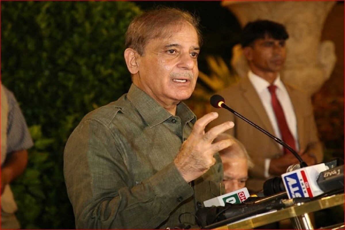 پاکستان نیشنل اسمبلی میں اپوزیشن لیڈر شہباز شریف کی منی لانڈرنگ کے معاملے میں لاہور ہائی کورٹ میں ضمانت کی عرضی خارج ہونے کے بعد پیر کو انھیں گرفتارکرلیا گیا۔