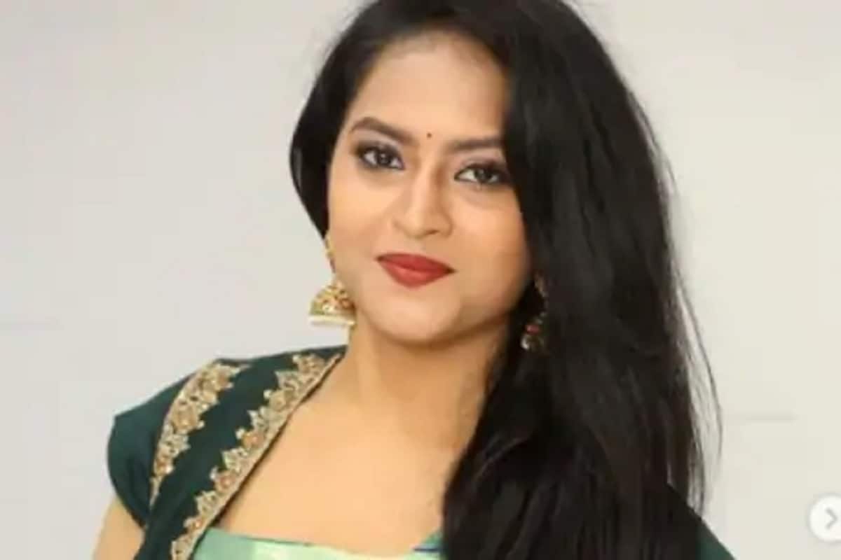میڈیا رپورٹس کے مطابق، شراونی کونڈا پلی (Sravani Kondapalli) کی لاش حیدرآباد کے مدھرنگر میں ان کے گھر کے باتھ روم کی چھت سے لٹکی پائی گئی۔ پولیس نے اس پورے معاملے کی جانچ شروع کردی ہے۔