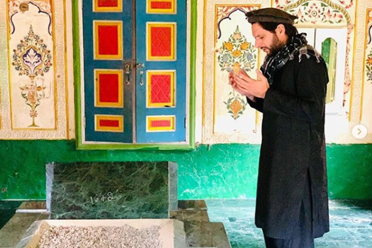 شاہد آفریدی ایک مرتبہ پھر سے ملک کے لوگوں کے ساتھ جڑنے کے ارادے سے اپنا دورہ شروع کرچکے ہیں ۔ آفریدی حال ہی میں وزیرستان پہنچے ۔ تصویر : انسٹاگرام ۔