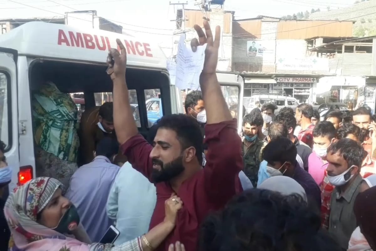 جنوبی کشمیر کے گورنمنٹ میڈیکل کالج اننت ناگ میں اس وقت افراتفری مچ گئی جب کچھ لوگوں نے لاش کو اسٹریچر پر رکھ کر احتجاجی مظاہرہ کیا۔