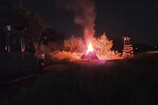 ہاتھرس سانحہ : کنبہ کو نہیں سونپی گئی متاثرہ کی لاش ، پولیس نے رات میں ہی آخری رسوم کردی ادا ہاتھرس سانحہ : کنبہ کو نہیں سونپی گئی متاثرہ کی لاش ، پولیس نے رات میں ہی آخری رسوم کردی ادا