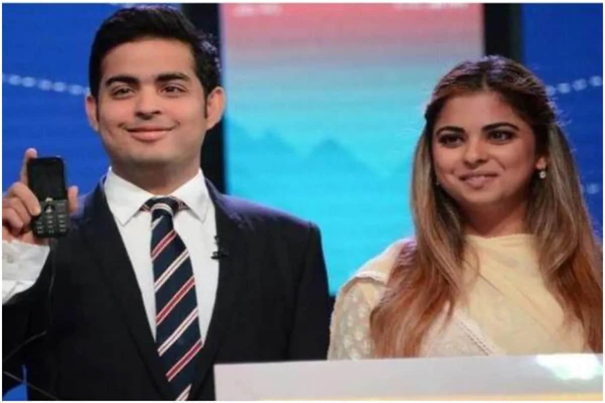موبائل صارفین کے لئے بڑی خوشخبری ہے۔ اب ریلائنس جیو، جیو فون صارفین کیلئے ایک ’نیا جیو فون2021 آفر‘ لے کر آیا ہے یہ ایک جامع پلان ہے، جس میں جیو فون خریدنے پر گراہک (صارفین) کو 1999 روپئے ادا کرنے ہوں گے۔ یہ جانکاری ریلائنس جیو کے ڈائریکٹر آکاش امبانی نے یہاں ایک پریس ریلیز میں دی۔ فائل فوٹو