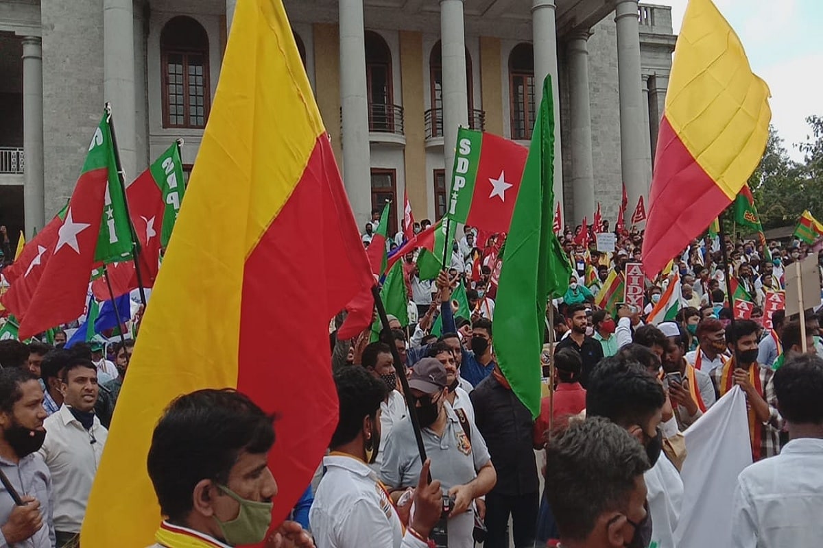 کرناٹک بند کے موقع پر بنگلورو میں نکالی گئی احتجاجی ریلی ایک بڑی تحریک کا منظر پیش کر رہی تھی۔