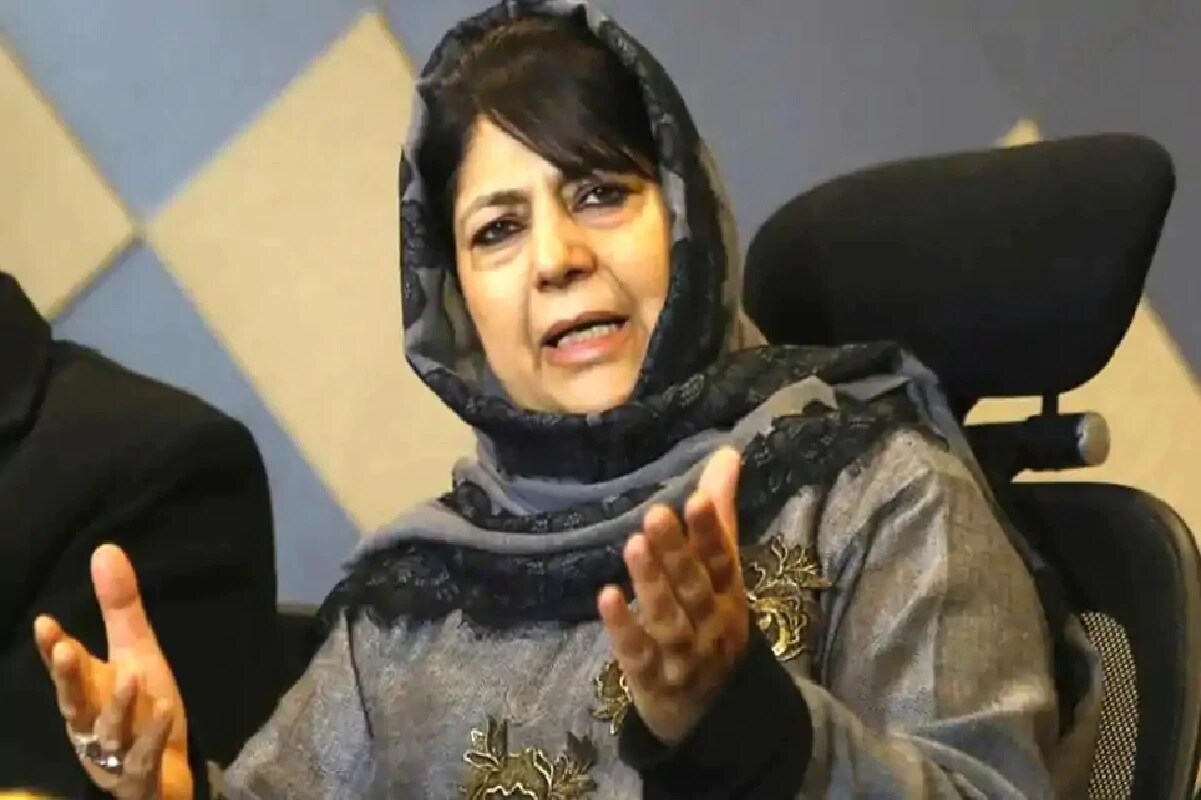 محبوبہ مفتی نے کہا: 'ہم خاموش بیٹھنے والے نہیں ہیں۔ جموں و کشمیر کو لوٹنے کے جو بھی ان کے پاس منصوبے ہیں انہیں کامیاب نہیں ہونے دیا جائے گا چاہے ہمیں کچھ بھی کرنا پڑے'۔
