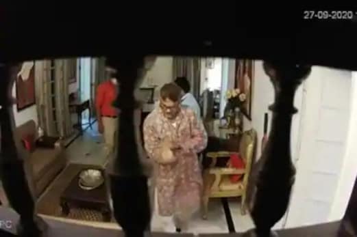 اسپیشل ڈی جی پروشوتم شرما کا بیوی کے ساتھ مارپیٹ کا ویڈیو وائرل ، ہنی ٹریپ معاملہ میں لگے تھے الزامات اسپیشل ڈی جی پروشوتم شرما کا بیوی کے ساتھ مارپیٹ کا ویڈیو وائرل ، ہنی ٹریپ معاملہ میں لگے تھے الزامات