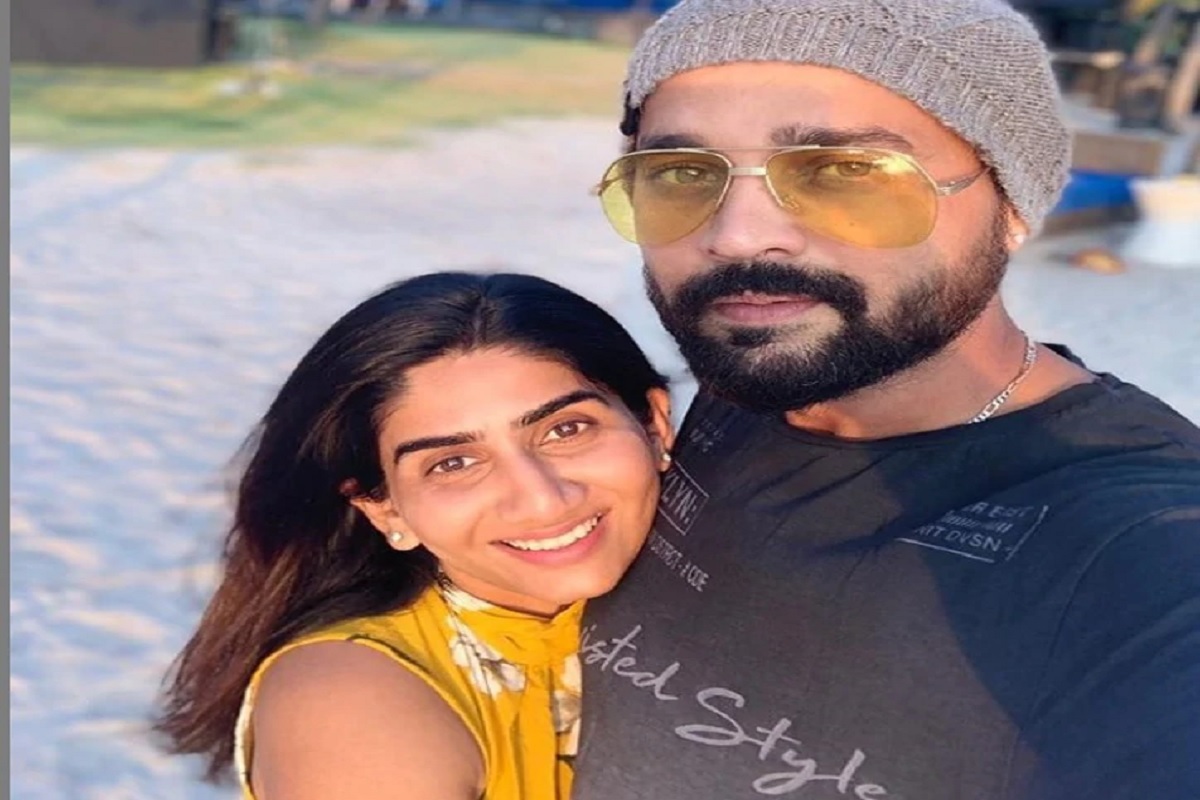 نکتا کی بات کریں تو وہ کاسٹنگ آرٹسٹ ہے۔ انہوں نے ممبئی کی تھری ڈی کاسٹنگ کمپنی میں بطور کاسٹنگ آرٹسٹ کام کیا۔ یہ کمپنی بچوں، جوڑے اور فیملی کا تھری ڈی تکنیک سے ہاتھ اور پیروں کی چھاپ کی تعمیر کرتی ہیں۔ نکتا کی بات کریں تو وہ کاسٹنگ آرٹسٹ ہے۔ انہوں نے ممبئی کی تھری ڈی کاسٹنگ کمپنی میں بطور کاسٹنگ آرٹسٹ کام کیا۔ یہ کمپنی بچوں، جوڑے اور فیملی کا تھری ڈی تکنیک سے ہاتھ اور پیروں کی چھاپ کی تعمیر کرتی ہیں۔