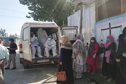 پلوامہ میں انتظامیہ نے سرکاری دفاتر میں داخلے سے پہلے رپیڈ ٹیسٹ پروگرام شروع کیا پلوامہ میں انتظامیہ نے سرکاری دفاتر میں داخلے سے پہلے رپیڈ ٹیسٹ پروگرام شروع کیا
