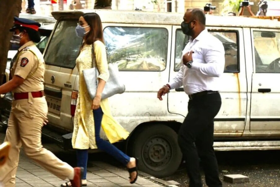  شردھا نے بتایا کہ یہاں پر ڈرگس اور شراب پارٹی ہوئی تھی۔ پارٹی میں میوزک لگاکر دیر رات تک پارٹی کی گئی تھی ۔ شردھا نے بتایا کہ اس پارٹی میں کئی لوگوں نے ڈڑگس لیا تھا لیکن انہوں نے ڈرگس نہیں لی تھی۔ (Photo credit: viral bhayani)