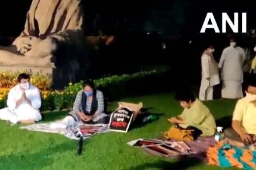 لوک سبھا میں دیر رات پاس ہوا وبا سے متعلق بل، راجیہ سبھا سے معطل 8 ارکان پارلیمنٹ کا دھرنا مسلسل جاری لوک سبھا میں دیر رات پاس ہوا وبا سے متعلق بل، راجیہ سبھا سے معطل 8 ارکان پارلیمنٹ کا دھرنا مسلسل جاری