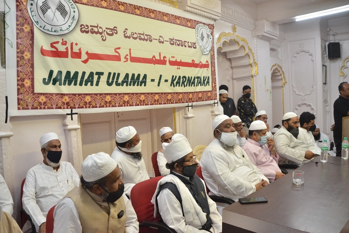 جمعیۃ علماء ہند کرناٹک کے تحت منعقدہ اس تقریب میں کورونا لاشوں کی تدفین اور آخری رسومات انجام دینے کیلئے دن اور رات خدمت کرنے والے نوجوانوں کو سند اور اعزاز سے نوازا گیا۔