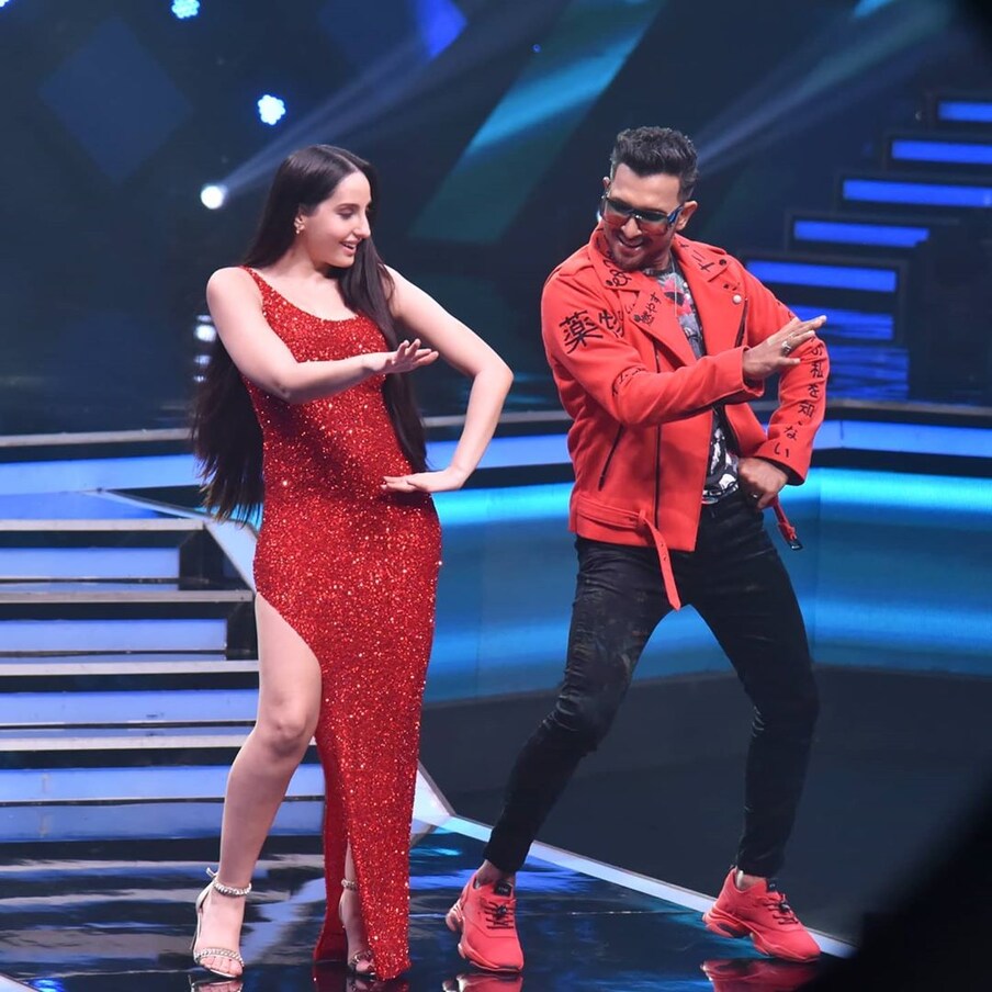  ٹیرینس لوئیس (Terence Lewis) نے سوشل میڈیا پر ایک تصویر شیئر کی ہے جس میں ان کے ساتھ نورا فتیحی (Nora Fatehi) نظر آرہی ہیں۔