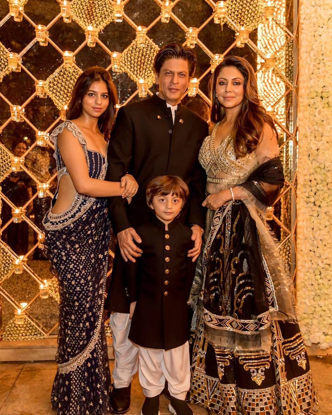 بالی ووڈ اداکار شاہ رخ خان (Shah Rukh Khan) ان دنوں اپنا زیادہ تر وقت اپنی فیملی کے ساتھ گزار رہے ہیں۔ ان دنوں شاہ رخ خان کا پورا کنبہ ممبئی میں ہی ہے۔ photo credit: Instagram بالی ووڈ اداکار شاہ رخ خان (Shah Rukh Khan) ان دنوں اپنا زیادہ تر وقت اپنی فیملی کے ساتھ گزار رہے ہیں۔ ان دنوں شاہ رخ خان کا پورا کنبہ ممبئی میں ہی ہے۔ photo credit: Instagram