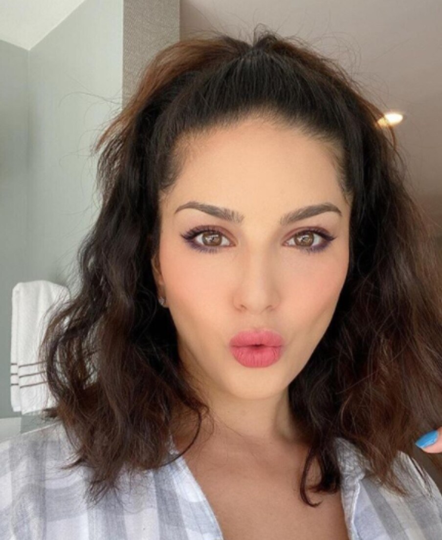  سنی لیونی کی کوئی بھی تصویر ہو فینس ان پر جم کر پیار برساتے ہیں۔ یہی وجہ ہے کہ سنی لیونی کی ہر تصویر وائرل ہو جاتی ہے۔ @sunnyleone/Instagram